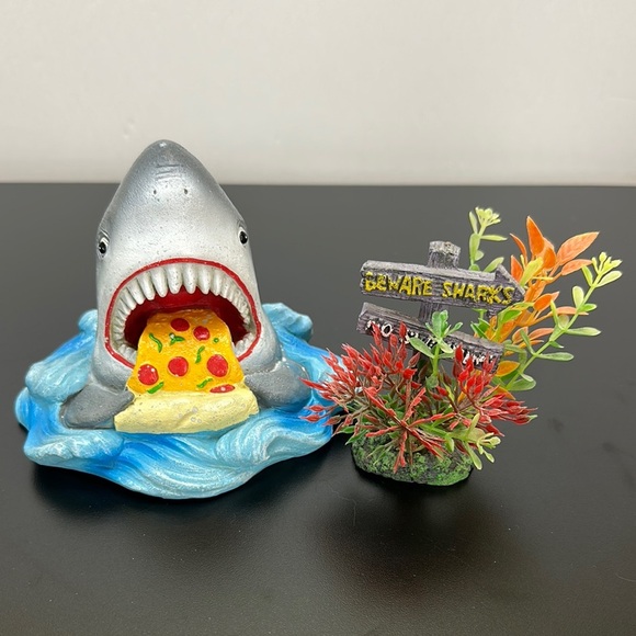 Fish Tank Ornaments Shark Eating Pizza and Sign/Shrubs Beware Shark No Swimming - Picture 11 of 11